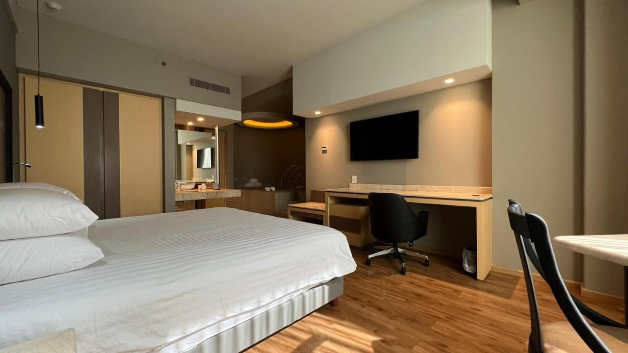 Ramada By Wyndham Mexico City Santa Fe Exterior foto