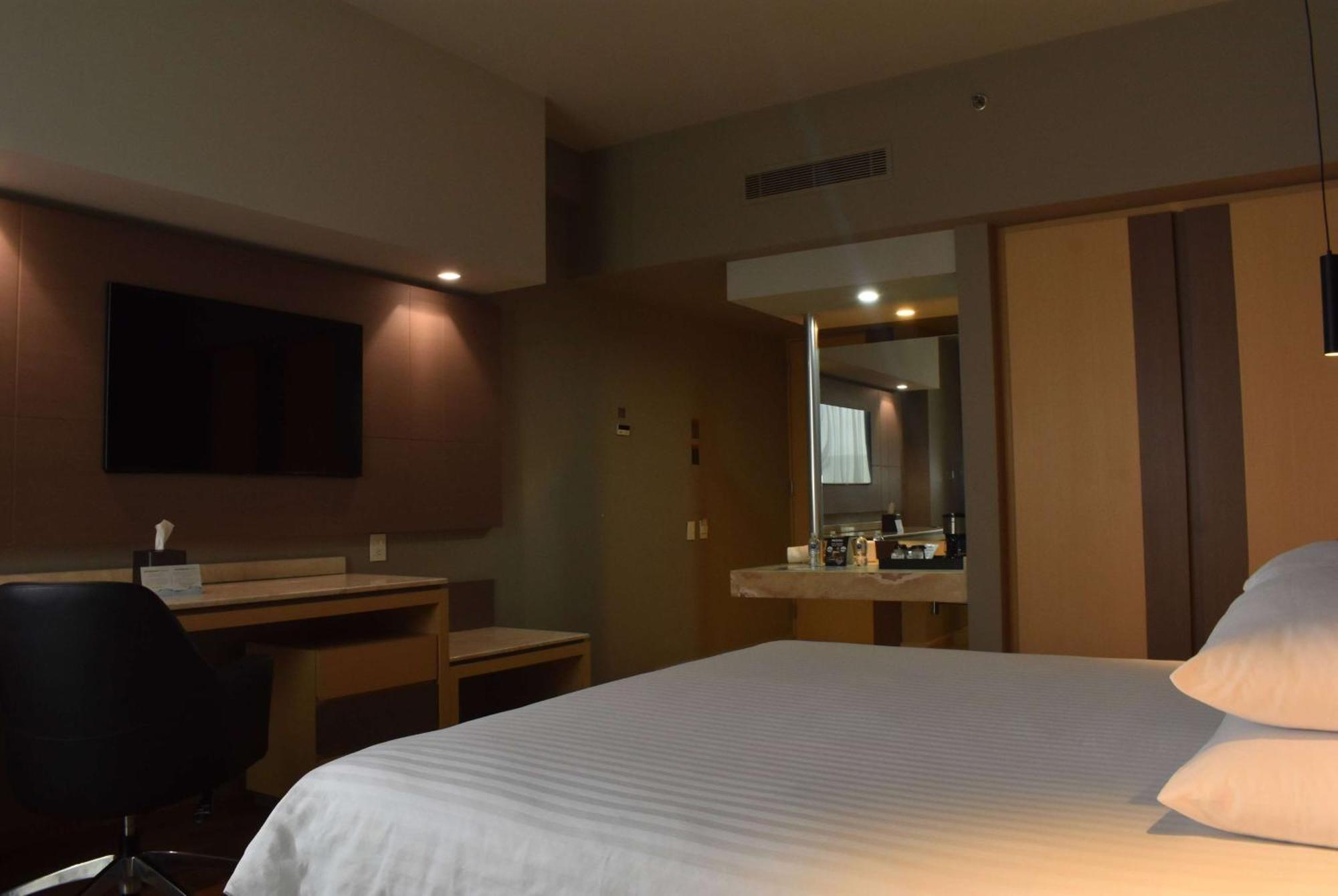 Ramada By Wyndham Mexico City Santa Fe Exterior foto